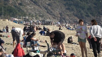 Alanya'da hafta sonu sıcak hava nedeniyle yerli ve yabancı birçok