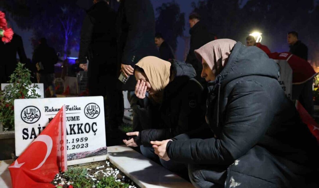 Almanya'da yaşayan Türkan Akkoç, Hatay'daki depremde hayatını kaybeden ailesini mezarlarında