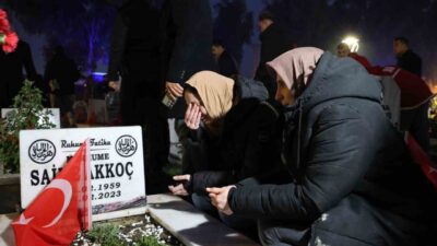 Almanya'da yaşayan Türkan Akkoç, Hatay'daki depremde hayatını kaybeden ailesini mezarlarında