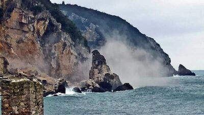 Amasra'da kar ve sağanak yağışın etkisiyle heyelan meydana geldi. Yamaçtan