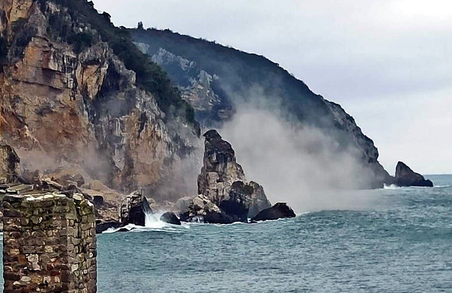 Amasra'da kar ve sağanak yağışın etkisiyle heyelan meydana geldi. Yamaçtan