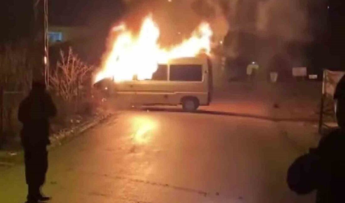 Amasya'da seyir halindeki 05 M 0028 plakalı minibüs, Boğazköy mevkii