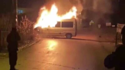 Amasya'da seyir halindeki 05 M 0028 plakalı minibüs, Boğazköy mevkii