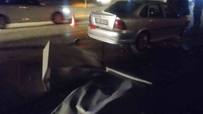 Ankara'da otomobil kaldırıma çarptı, 2 kişi yaralandı. Kaza sonucu araçta