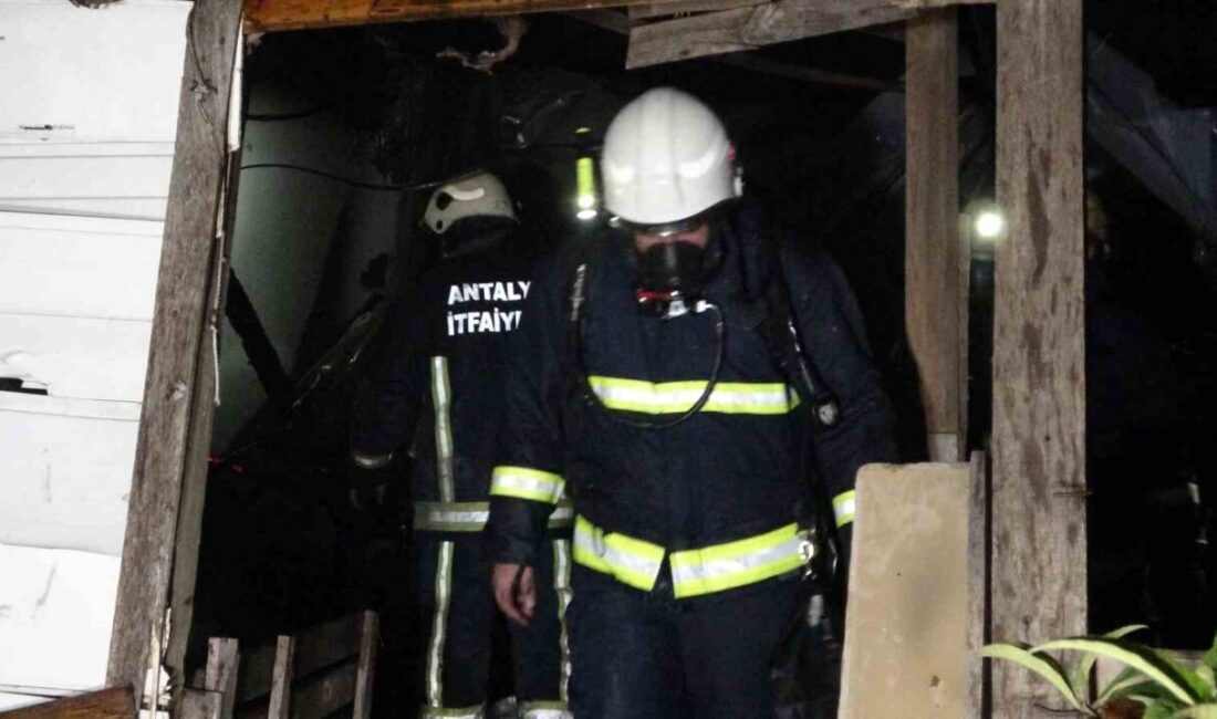 Antalya Kepez ilçesindeki bir gecekonduda çıkan yangın itfaiye ekipleri tarafından