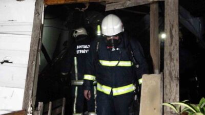 Antalya Kepez ilçesindeki bir gecekonduda çıkan yangın itfaiye ekipleri tarafından