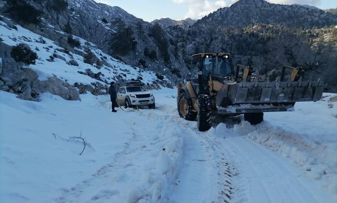 Antalya'nın İbradı ilçesinde kar ve tipi sebebiyle yolda mahsur kalan