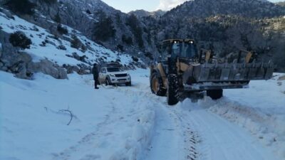 Antalya'nın İbradı ilçesinde kar ve tipi sebebiyle yolda mahsur kalan