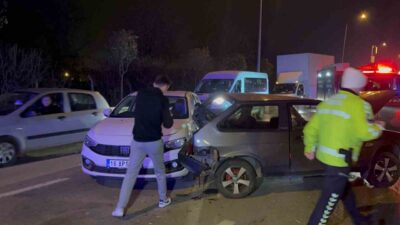 Bursa'da Nureddin Erçin B. yönetimindeki araç, 3 otomobile çarptı. Kazada