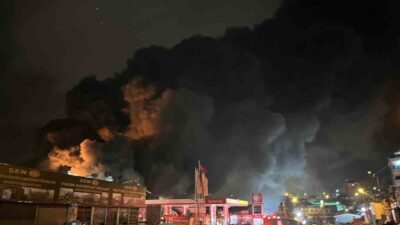 Avcılar'da plastik geri dönüşüm tesisinde çıkan yangın hızla yayılarak kontrol