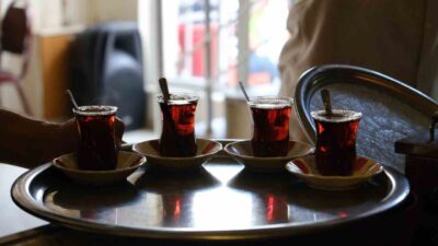 Aydın’ın Efeler ilçesinde çay fiyatlarına zam yapıldı. Çay ocaklarında çayın
