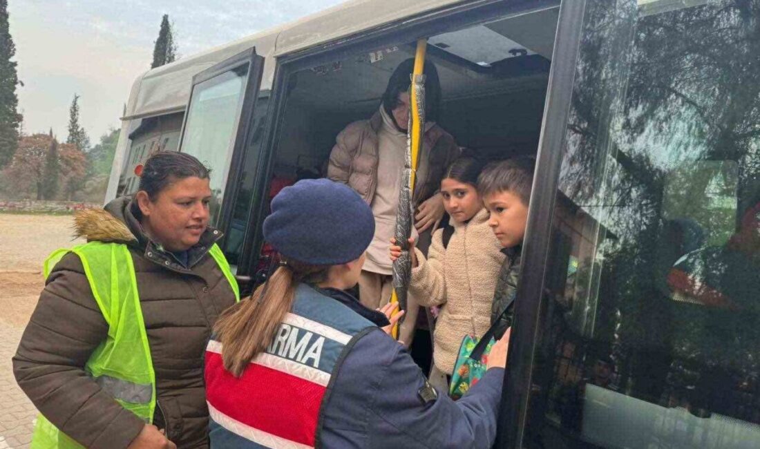 Aydın İl Jandarma Komutanlığı, öğrencilerin güvenliği için okul önlerinde denetimler