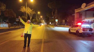 Aydın'ın Efeler ilçesinde trafik polisleri, evrakları eksik olan sürücülere işlem