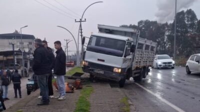 Aydın'ın Köşk ilçesinde, direksiyon hakimiyetini kaybeden bir kamyonun çarptığı trafik