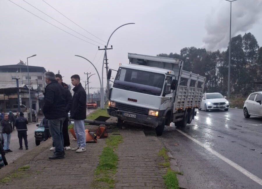 Aydın'ın Köşk ilçesinde, direksiyon hakimiyetini kaybeden bir kamyonun çarptığı trafik