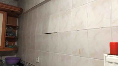 İstanbul Bahçelievler'de Hürriyet Mahallesi'ndeki bir bina, kolonlarındaki çatlaklar ve tabandaki