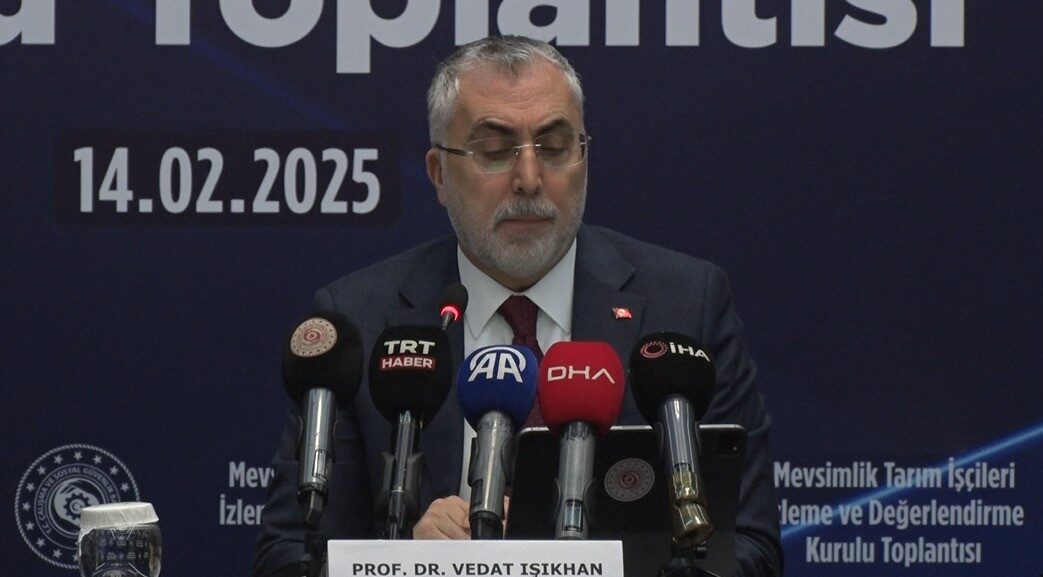Çalışma ve Sosyal Güvenlik Bakanı Vedat Işıkhan, demokrasiye verilen önemi