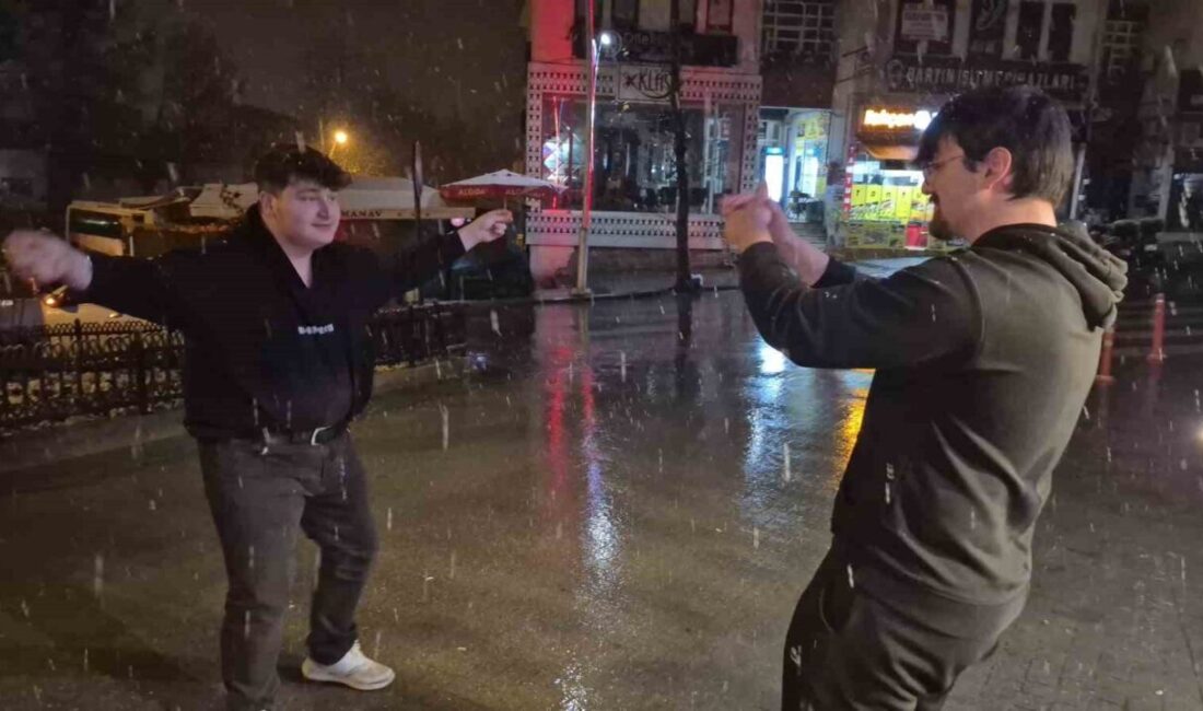 Bartın'da yoğun kar yağışı, gençlerin neşesini artırdı. Bazıları yürüyüş yaparken,