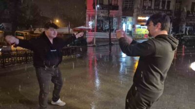 Bartın'da yoğun kar yağışı, gençlerin neşesini artırdı. Bazıları yürüyüş yaparken,