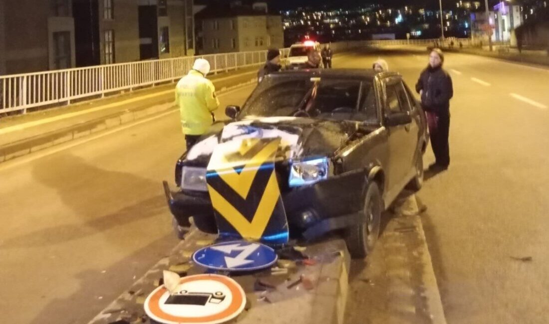 Bartın'da H.A. yönetimindeki otomobil, direksiyon hakimiyetinin kaybolması sonucu refüje çıkarak