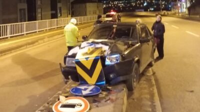 Bartın'da H.A. yönetimindeki otomobil, direksiyon hakimiyetinin kaybolması sonucu refüje çıkarak