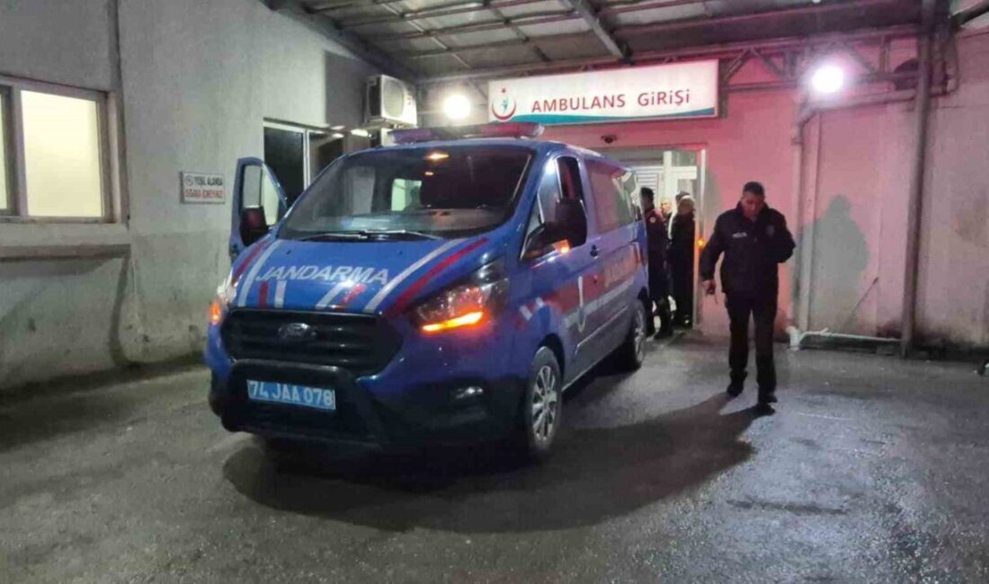 Bartın'daki bir eğlence merkezinde çıkan bıçaklı kavgada 3 kişi yaralandı.
