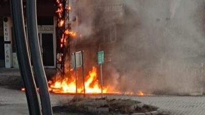 Van'ın Başkale ilçesinde sabah saatlerinde elektrik direğinde çıkan yangın, itfaiye