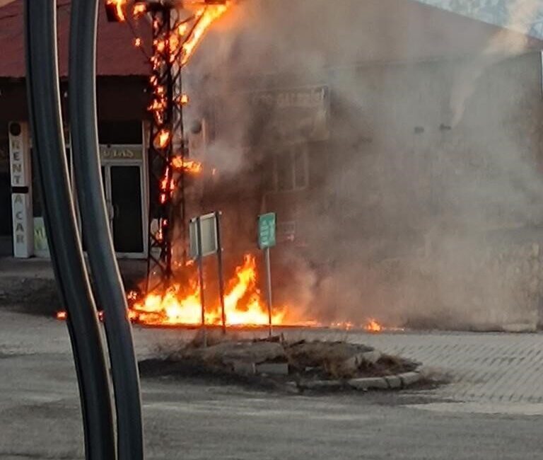 Van'ın Başkale ilçesinde sabah saatlerinde elektrik direğinde çıkan yangın, itfaiye
