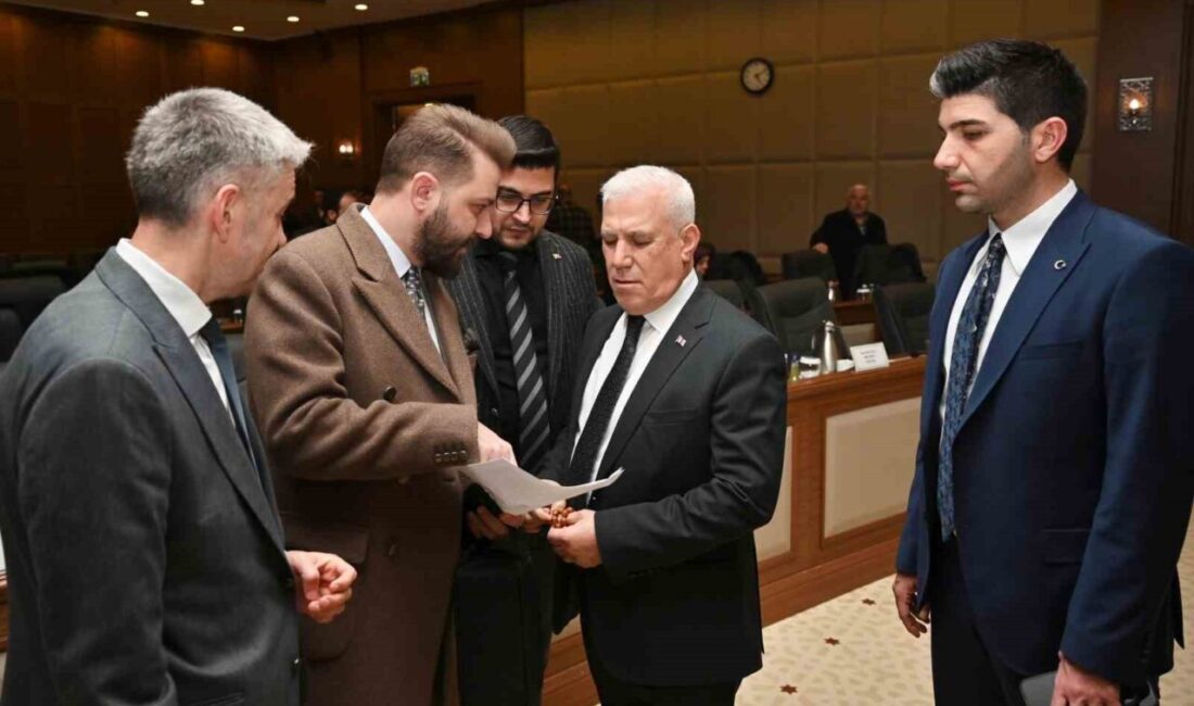 Bursa Büyükşehir Belediye Başkanı Mustafa Bozbey, öğrencilere süt dağıtımı projesinin