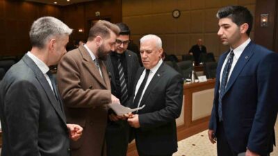 Bursa Büyükşehir Belediye Başkanı Mustafa Bozbey, öğrencilere süt dağıtımı projesinin