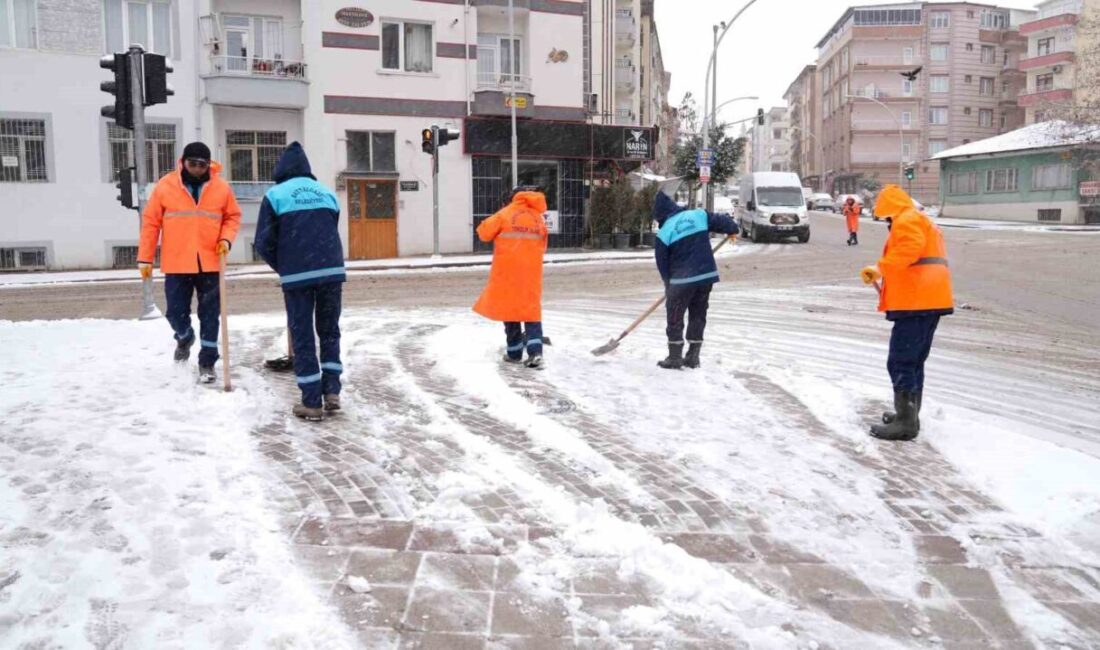 Malatya'nın Battalgazi Belediyesi, etkili kar yağışı sonrası kar temizleme ve