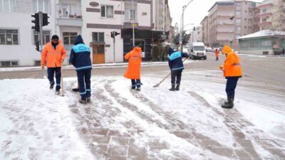 Malatya'nın Battalgazi Belediyesi, etkili kar yağışı sonrası kar temizleme ve