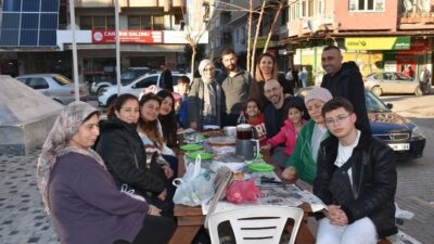 Germencik Belediye Başkanı Burak Zencirci, Camikebir Mahallesi'ndeki üçgen parkta kadınlarla