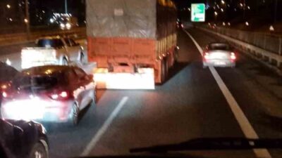 Ankara'da kamyonetin tekeri yerinden çıkarak 4 aracın karıştığı zincirleme trafik
