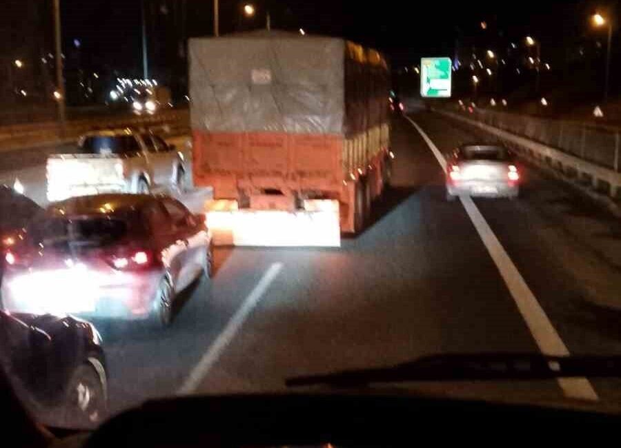Ankara'da kamyonetin tekeri yerinden çıkarak 4 aracın karıştığı zincirleme trafik