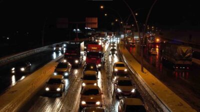 Ankara'nın Çankaya ilçesindeki kar yağışı ve trafik kazası nedeniyle Umitköy