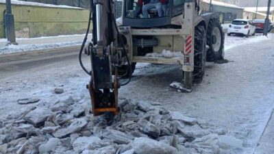 Ardahan Belediyesi, sert kış koşullarında buzlanma sorununa karşı temizlik çalışmalarını