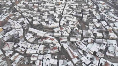 Çankırı’da etkili kar yağışı, kent merkezini beyaz örtüyle kapladı. Dronla
