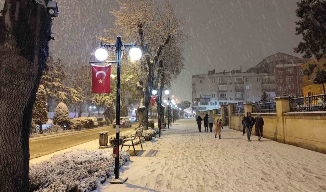 Yozgat'ta akşam saatlerinde etkili kar yağışı şehri beyaza bürüdü. Yozgatlılar