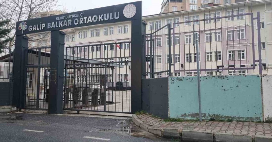 Beylikdüzü'nde sitenin toplantısında çıkan tartışmada silahlı saldırı olayı yaşandı. 3