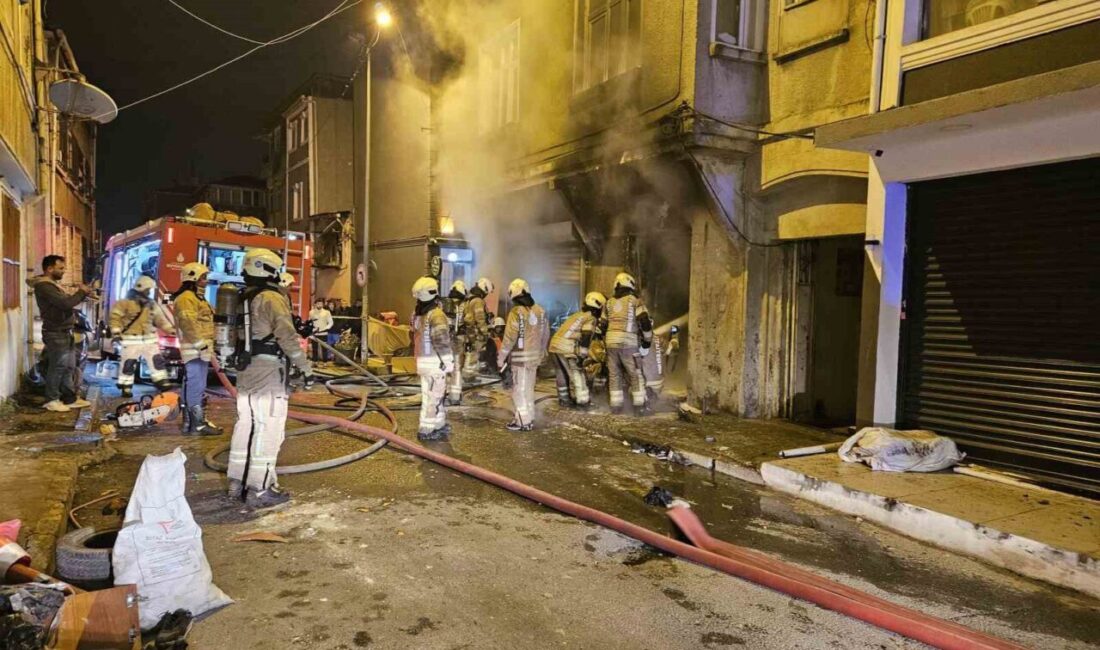 Beyoğlu'nda çıkan yangın, 3 katlı binanın giriş katındaki dükkanda başladı.