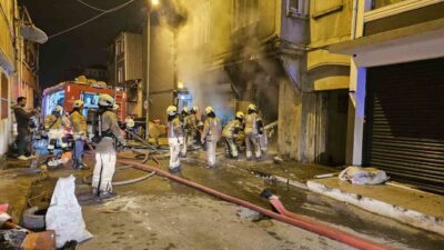 Beyoğlu'nda çıkan yangın, 3 katlı binanın giriş katındaki dükkanda başladı.