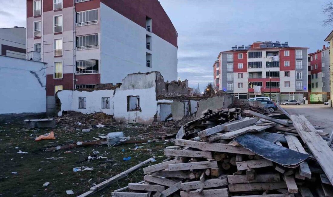 Çorum'un Alaca ilçesinde, H.E.A.V. isimli yabancı uyruklu şahıs, yıkmaya çalıştığı