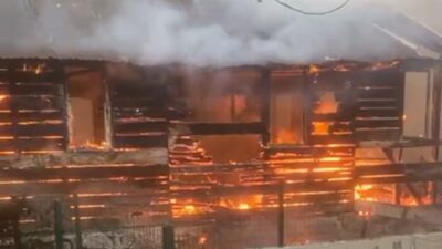 Bolu'da çıkan yangında bitişikteki 2 baraka alev alev yandı. Kısa