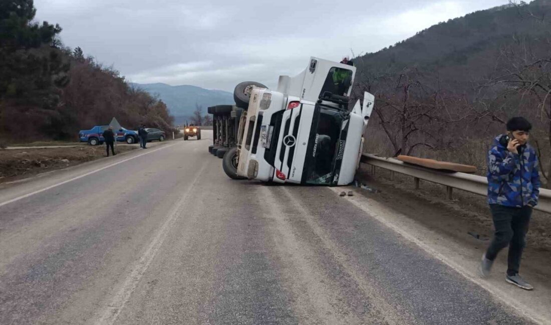Bolu'da kontrolden çıkan kömür yüklü tırın devrilmesi sonucu Mudurnu-Akyazı karayolunda
