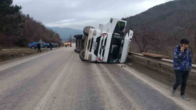 Bolu'da kontrolden çıkan kömür yüklü tırın devrilmesi sonucu Mudurnu-Akyazı karayolunda