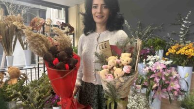 Sevgililer Günü yaklaşırken, Eskişehir'deki çiçekçi Neslihan Kaplan, oyuncak ayı buketlerine