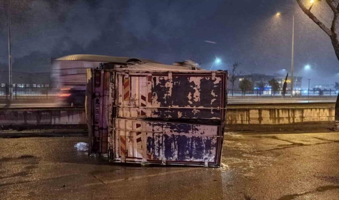 Bursa'nın İnegöl ilçesinde, Bünyamin B. (47) yönetimindeki içecek yüklü kamyon,