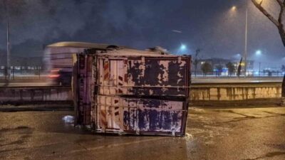 Bursa'nın İnegöl ilçesinde, Bünyamin B. (47) yönetimindeki içecek yüklü kamyon,