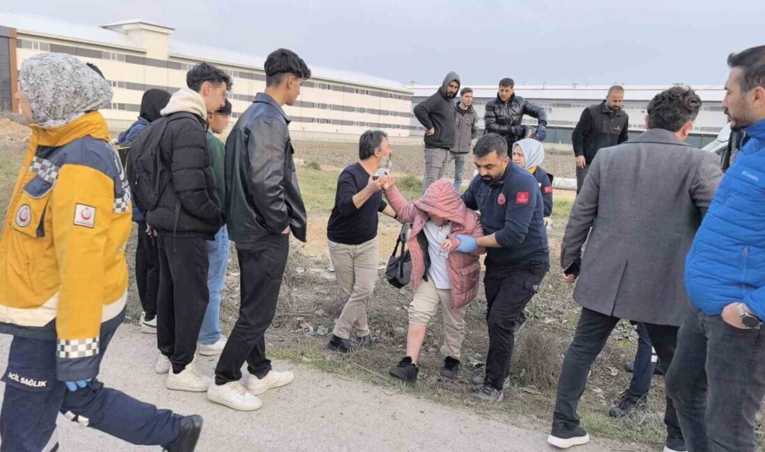 Bursa'nın İnegöl ilçesinde, öğrenci servisi ve otomobilin çarpışması sonucu 6'sı